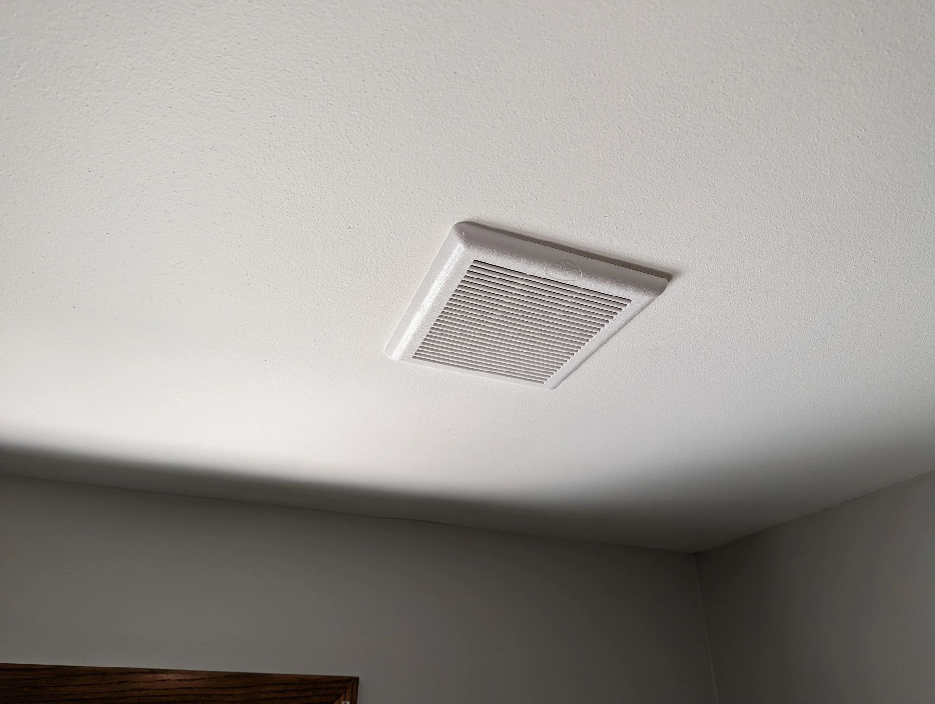 A white ceiling fan is hanging from the ceiling of a room.