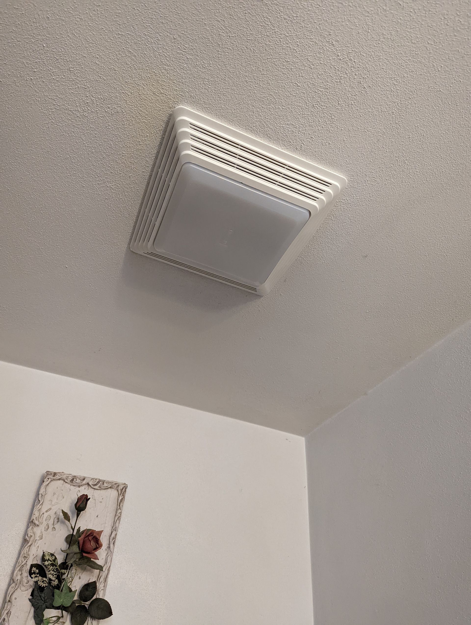 A ceiling fan is hanging from the ceiling of a room.