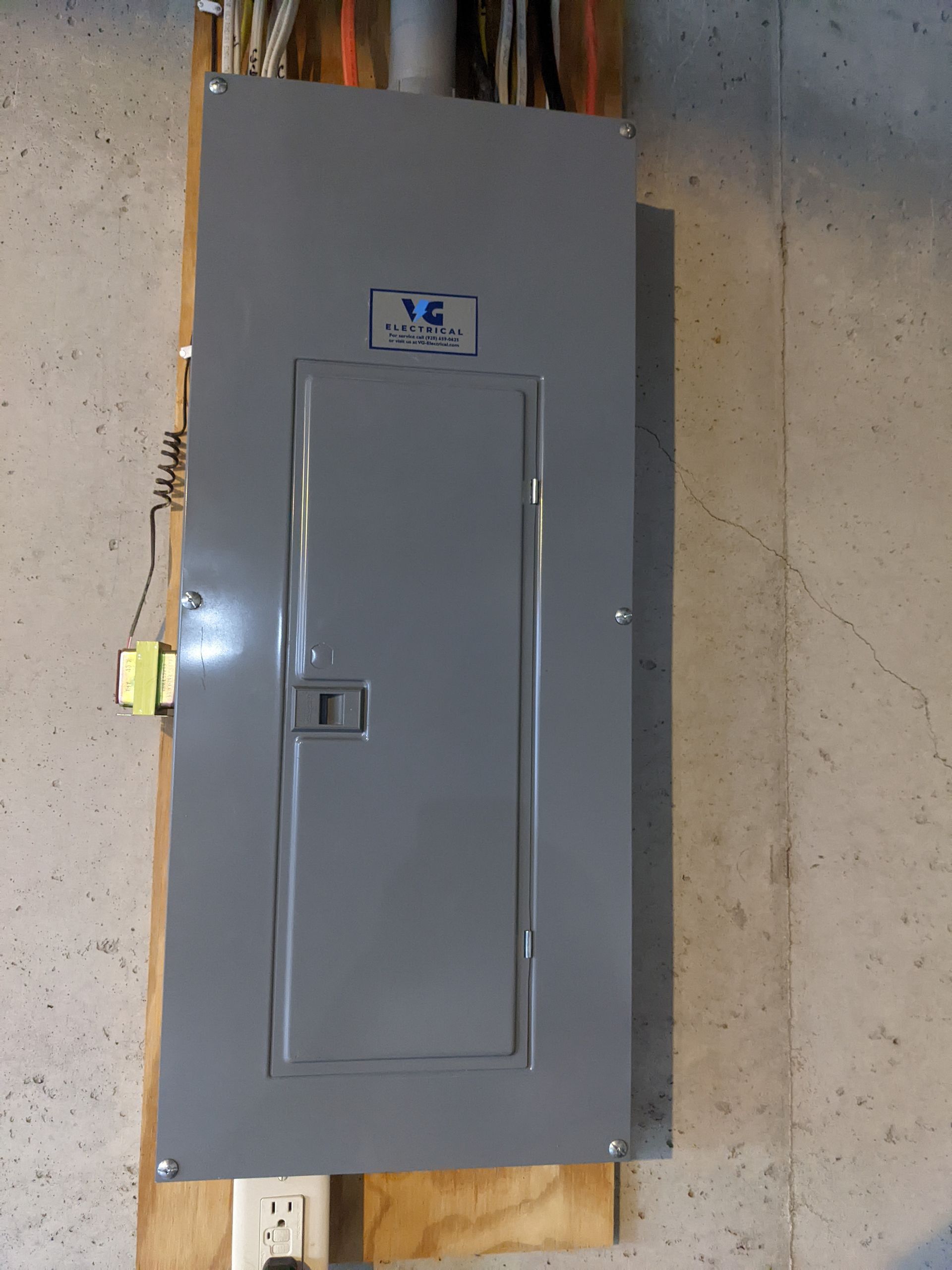 A gray electrical box with the word lg on it