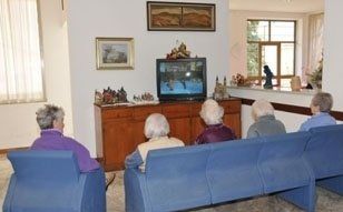 gruppo di anziani che guardano TV