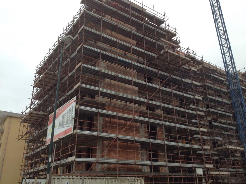 cantiere edile con impianto su misura