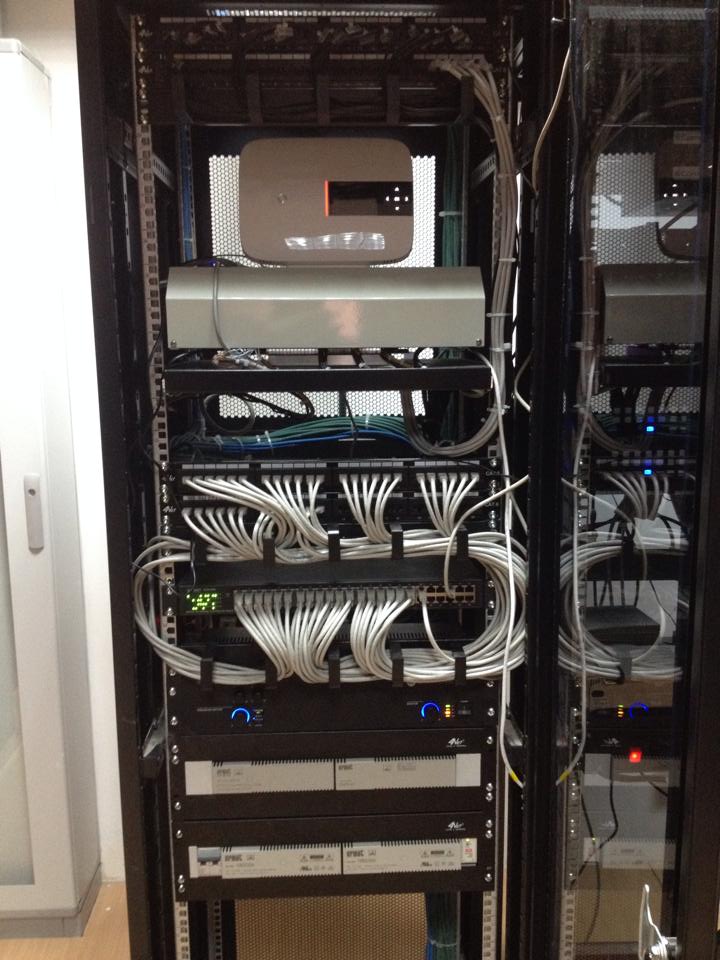 cabina con cavi di rete LAN