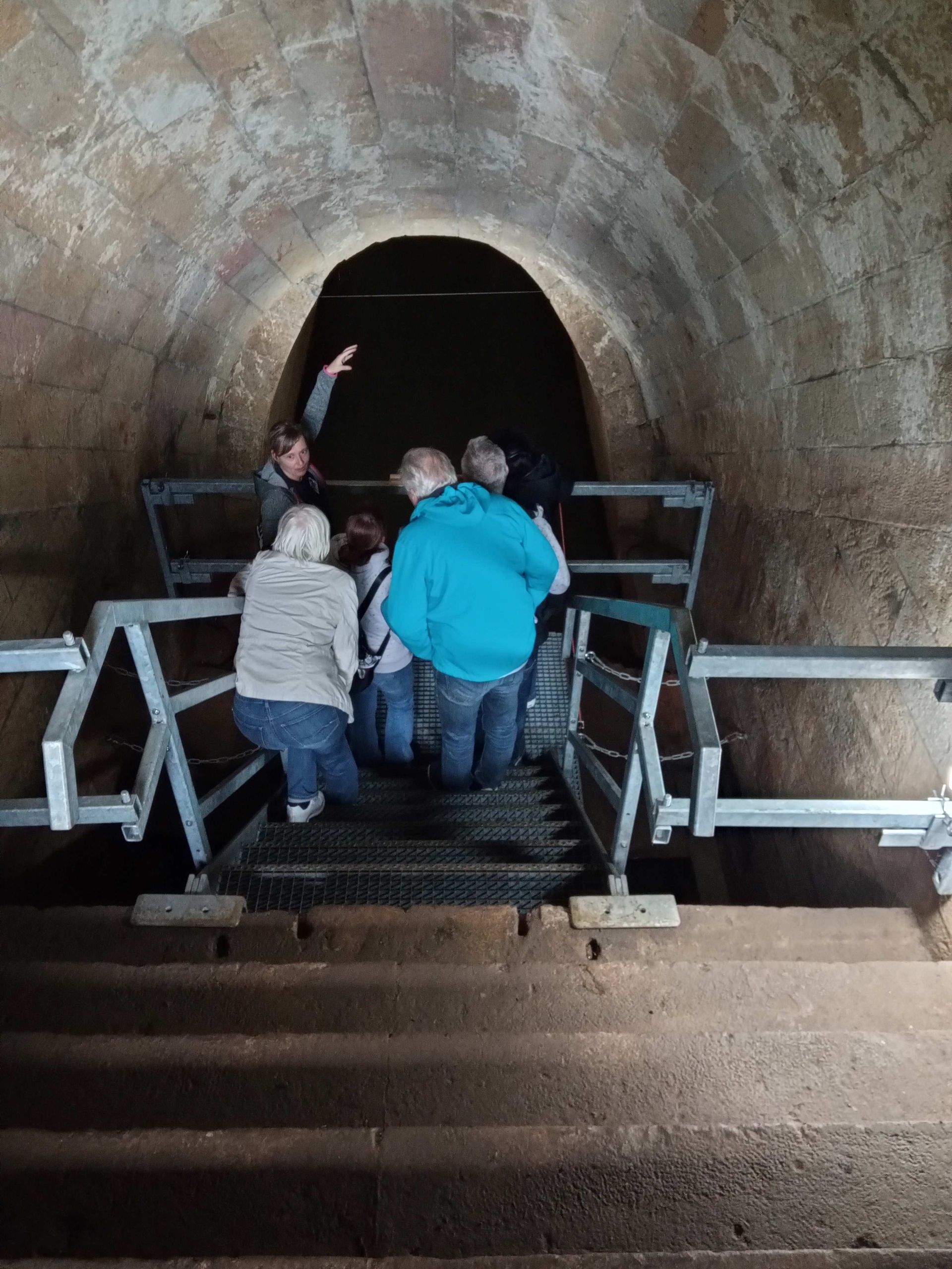 Marlies Richter mit Besuchern bei einer Führung am Hauptmundloch