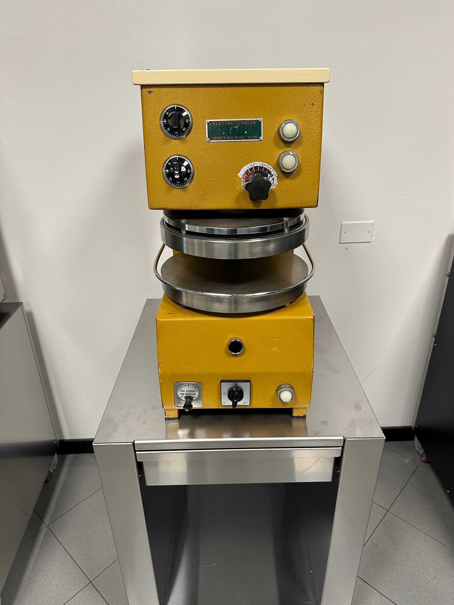 Cuppone Delta pizza oven in stainless steel for professional kitchens
Chef baking pizza in Cuppone Alpha oven with digital controls
Cuppone commercial pizza oven installed in modern pizzeria
Cuppone PizzaForm dough press machine preparing fresh pizza bases
Close-up of Cuppone HE400 pizza oven with energy-efficient design
Cuppone Italian pizza ovens showcased at Fine Food Sydney exhibition