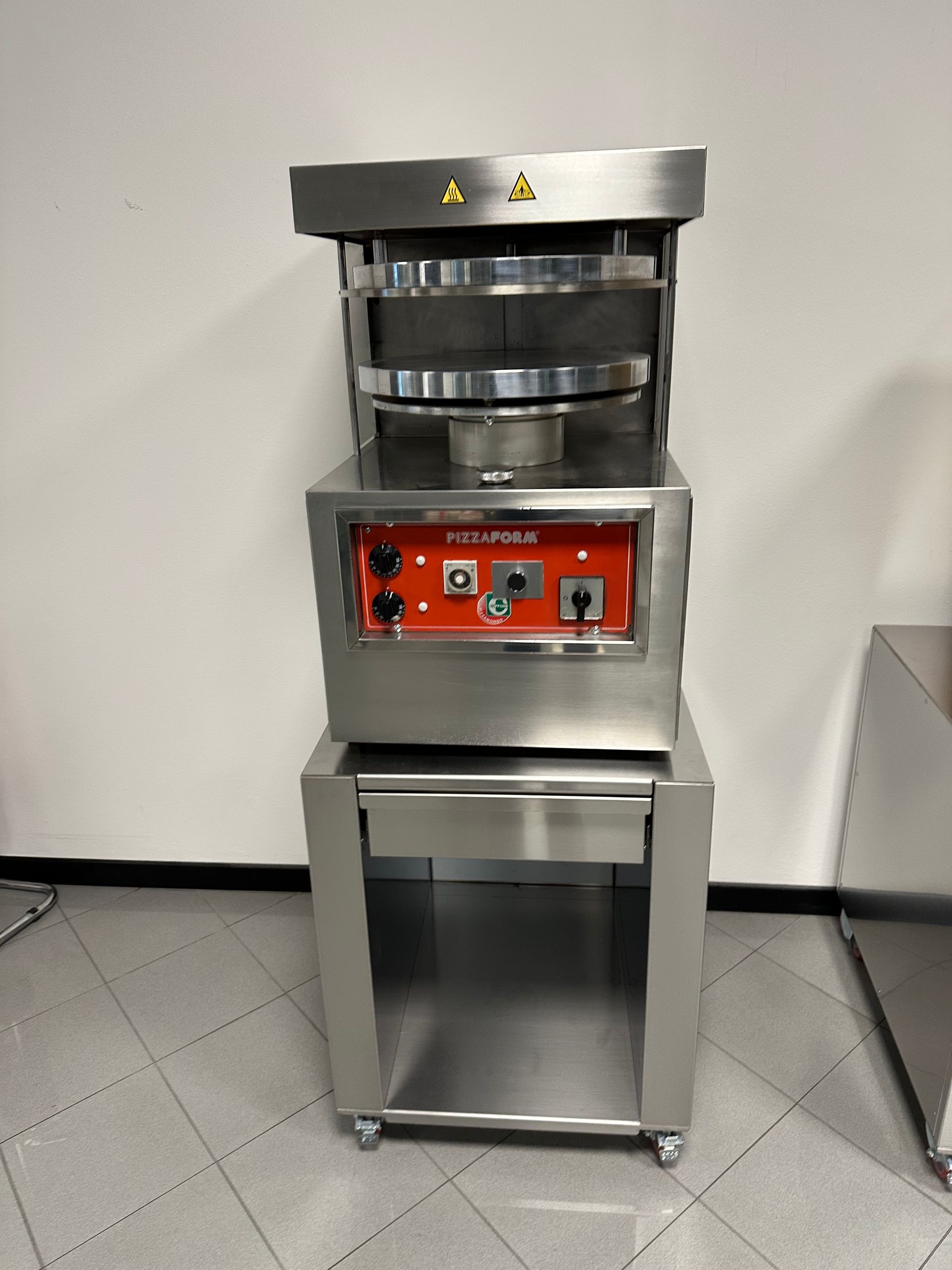 Cuppone Delta pizza oven in stainless steel for professional kitchens
Chef baking pizza in Cuppone Alpha oven with digital controls
Cuppone commercial pizza oven installed in modern pizzeria
Cuppone PizzaForm dough press machine preparing fresh pizza bases
Close-up of Cuppone HE400 pizza oven with energy-efficient design
Cuppone Italian pizza ovens showcased at Fine Food Sydney exhibition