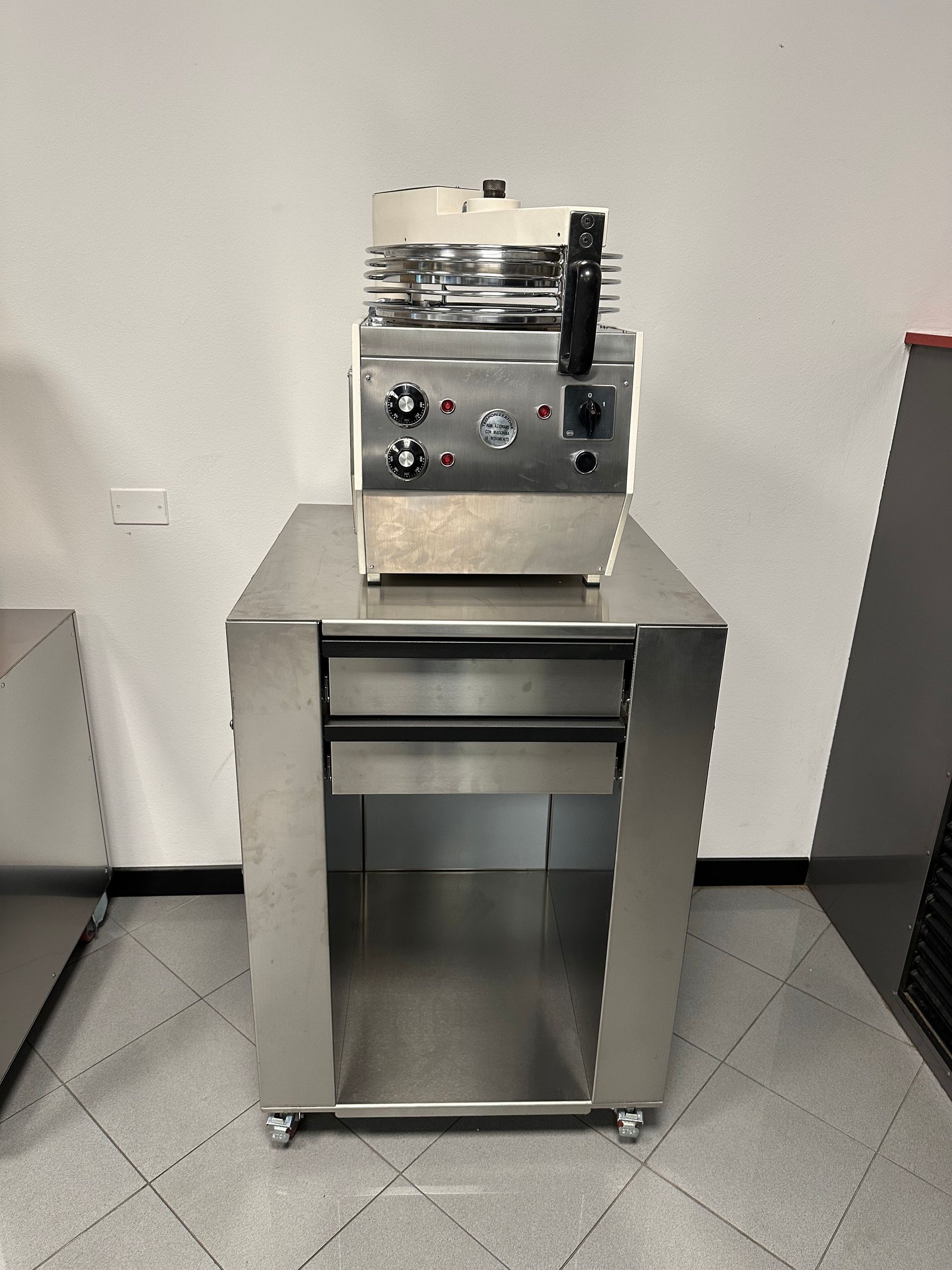 Cuppone Delta pizza oven in stainless steel for professional kitchens
Chef baking pizza in Cuppone Alpha oven with digital controls
Cuppone commercial pizza oven installed in modern pizzeria
Cuppone PizzaForm dough press machine preparing fresh pizza bases
Close-up of Cuppone HE400 pizza oven with energy-efficient design
Cuppone Italian pizza ovens showcased at Fine Food Sydney exhibition