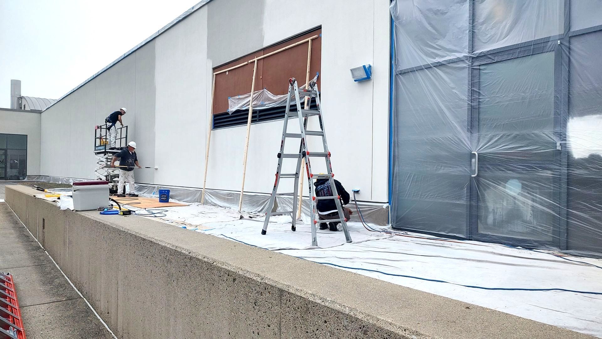 A ladder is sitting on the side of a building.