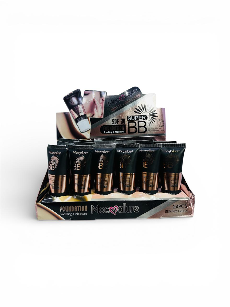 Exhibición de tubos de crema BB en color negro y bronce con cartelería promocional de cartón.