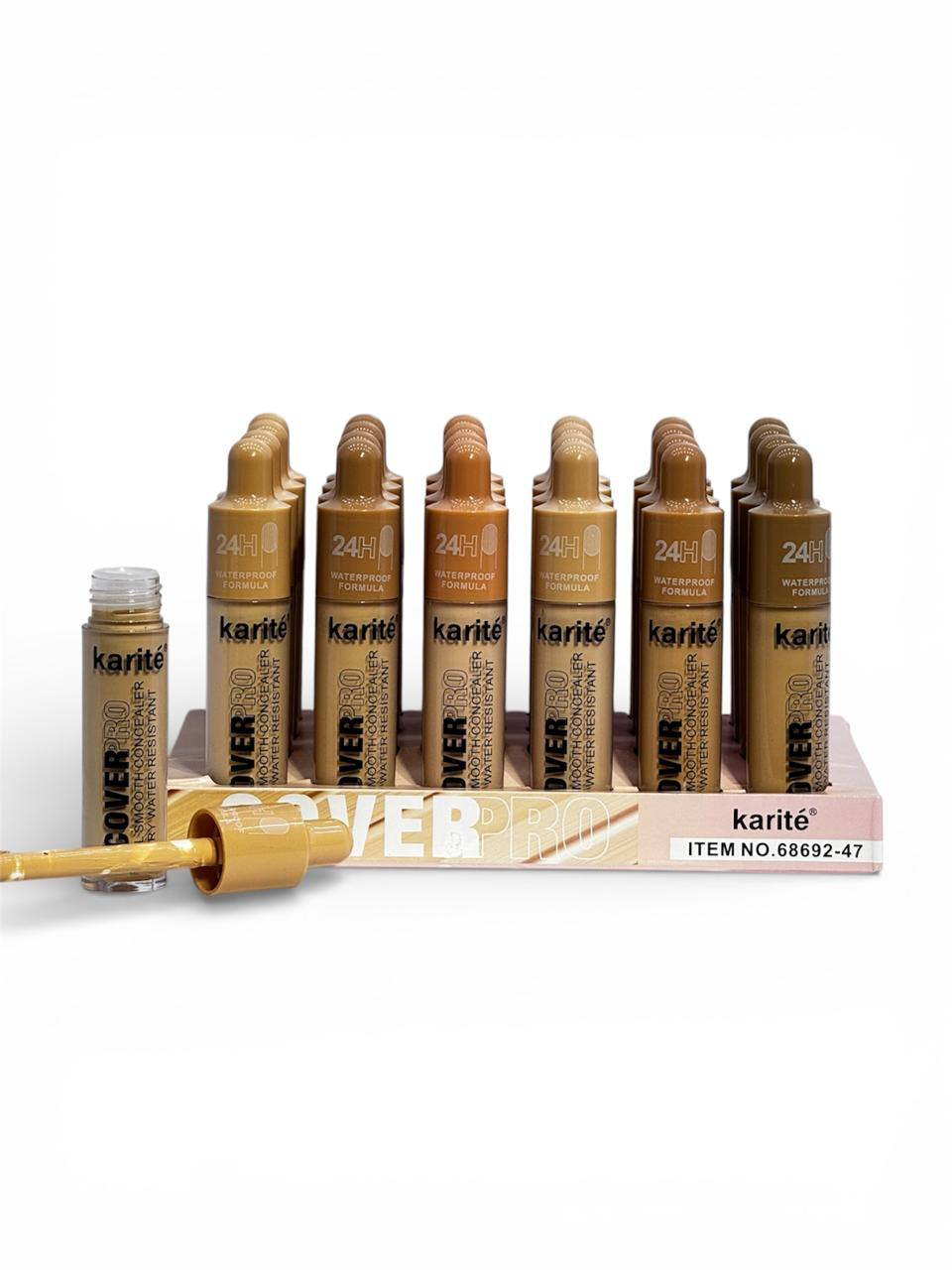 Expositor de correctores de maquillaje con varios tonos de marrón.