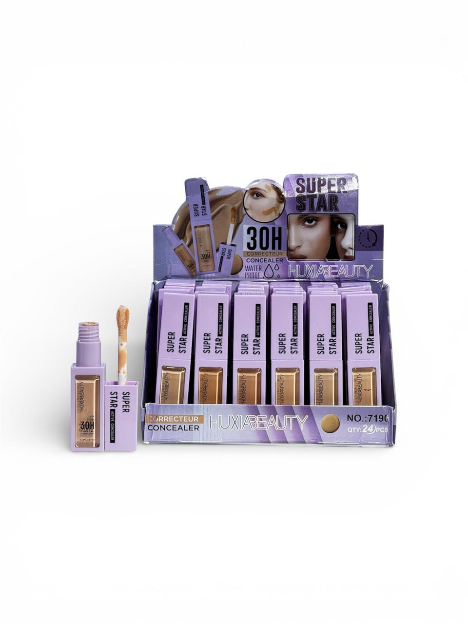 Vitrina con filas de envases de maquillaje de color lavanda, con el rostro de una mujer en exposición.