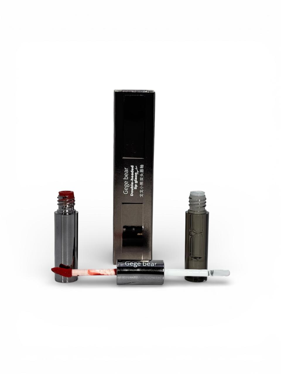 Tubos de lápiz labial y aplicador, negros y plateados, dispuestos sobre un fondo blanco.