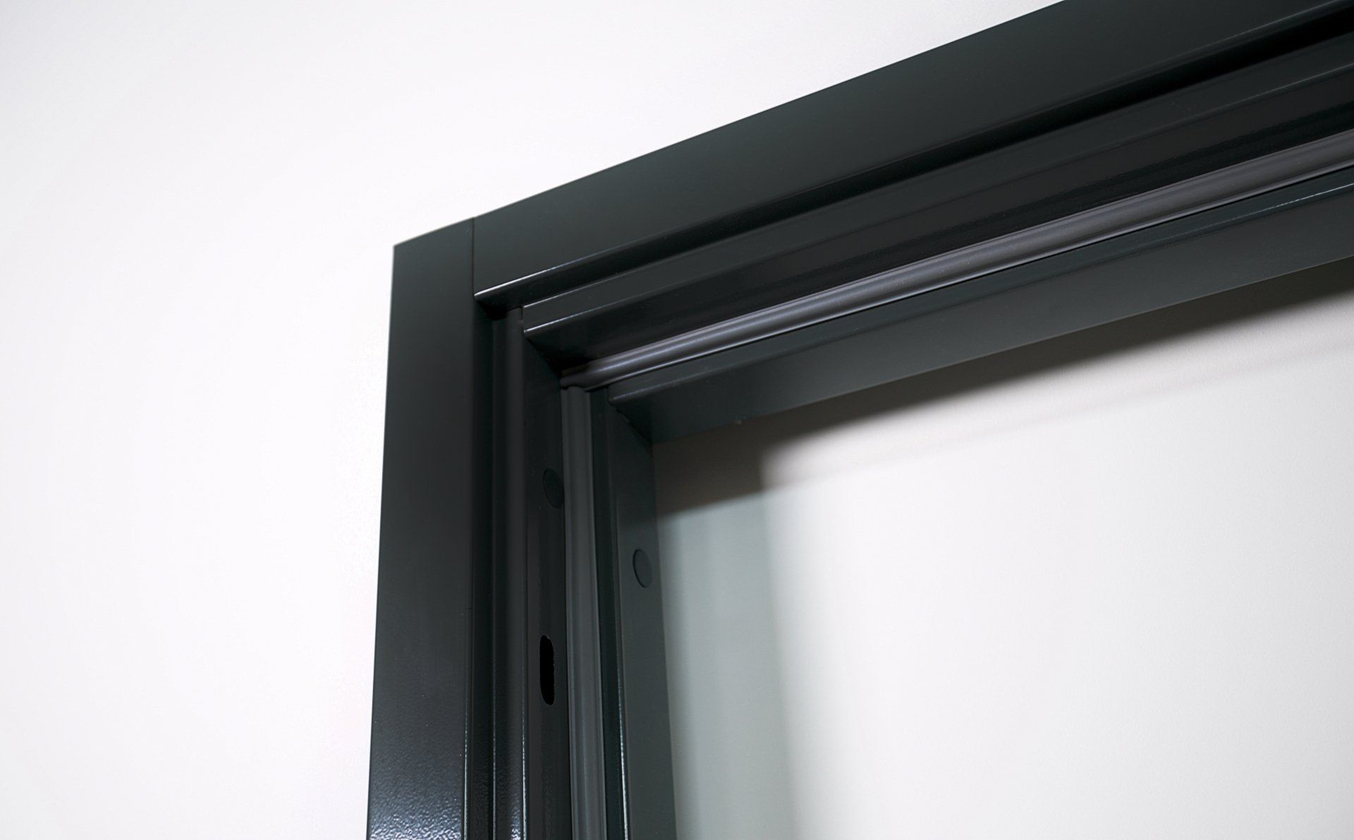 Gallery_Teknisk_information_slät_lägenhetsdörr_mörk_slät_lackerad_karm_produktbild_närbild_foderbildande_karm