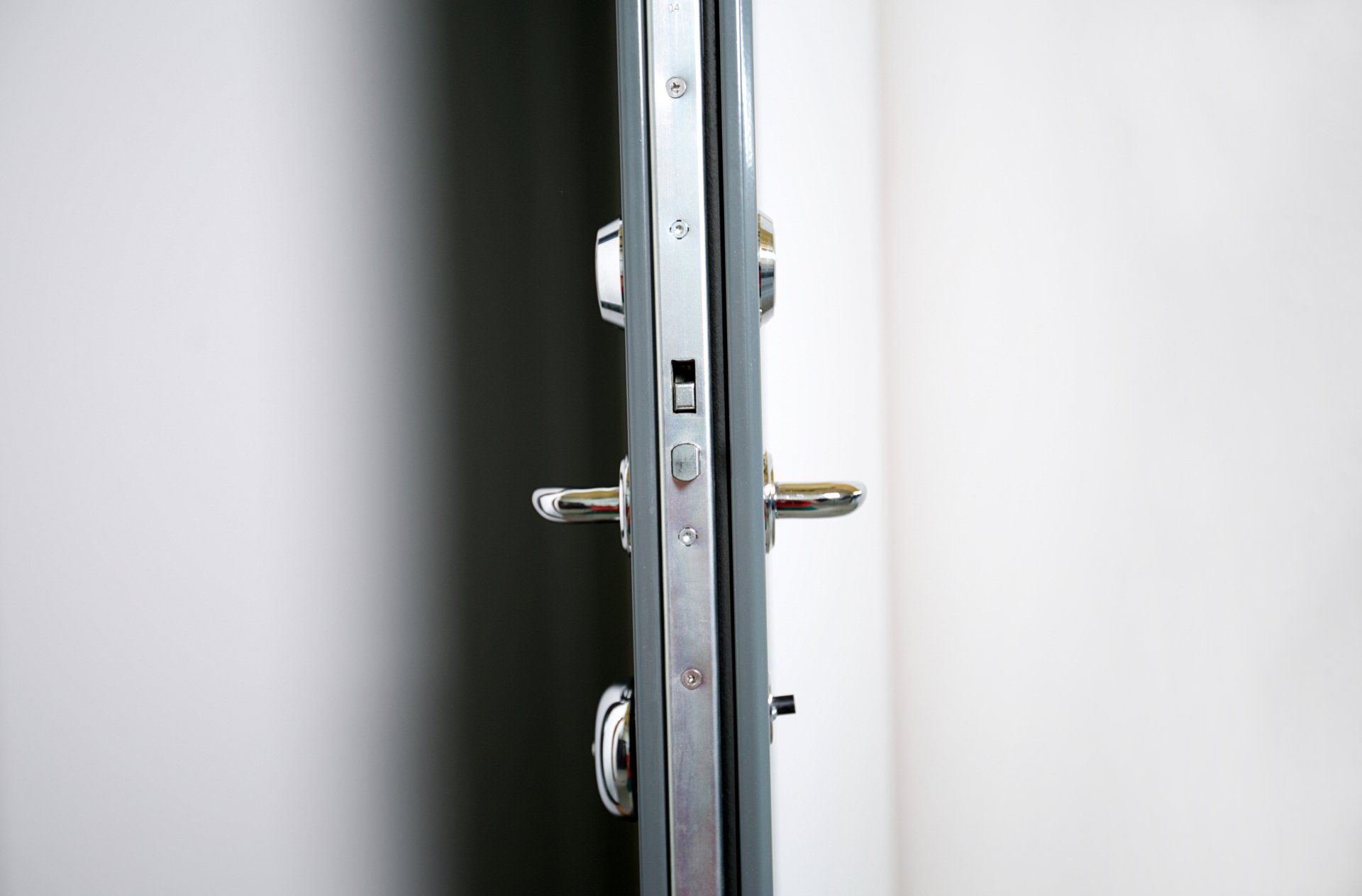 Gallery_Teknisk_information_slät_lägenhetsdörr_mörk_slät_lackerad_karm_produktbild_närbild_öppen_dörr