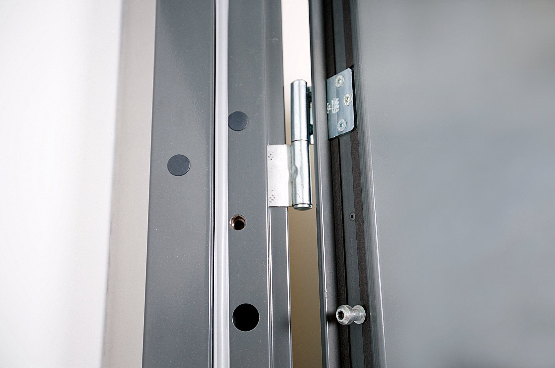 Gallery_Teknisk_information_slät_lägenhetsdörr_mörk_slät_lackerad_karm_produktbild_närbild_gångjärn_öppen_dörr