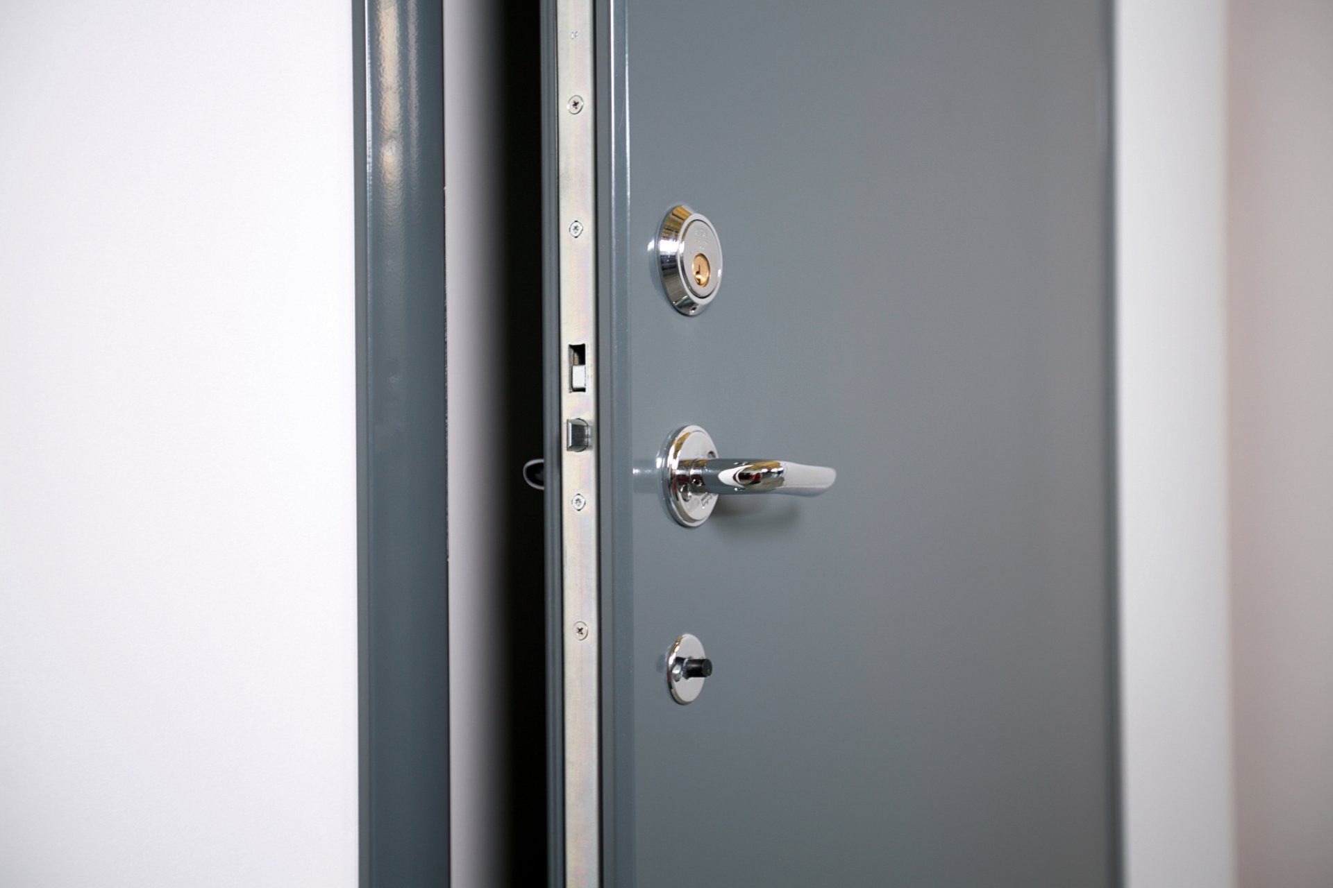 Gallery_Teknisk_information_slät_lägenhetsdörr_mörk_slät_lackerad_karm_produktbild_närbild_från_sidan_öppen_dörr