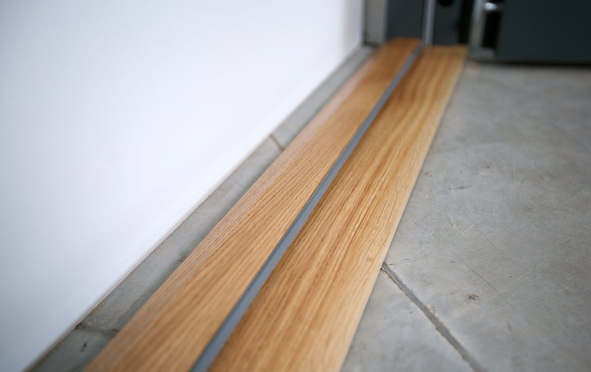 Gallery_Teknisk_information_slät_lägenhetsdörr_mörk_slät_lackerad_karm_produktbild_närbild_tröskel_trä_ek