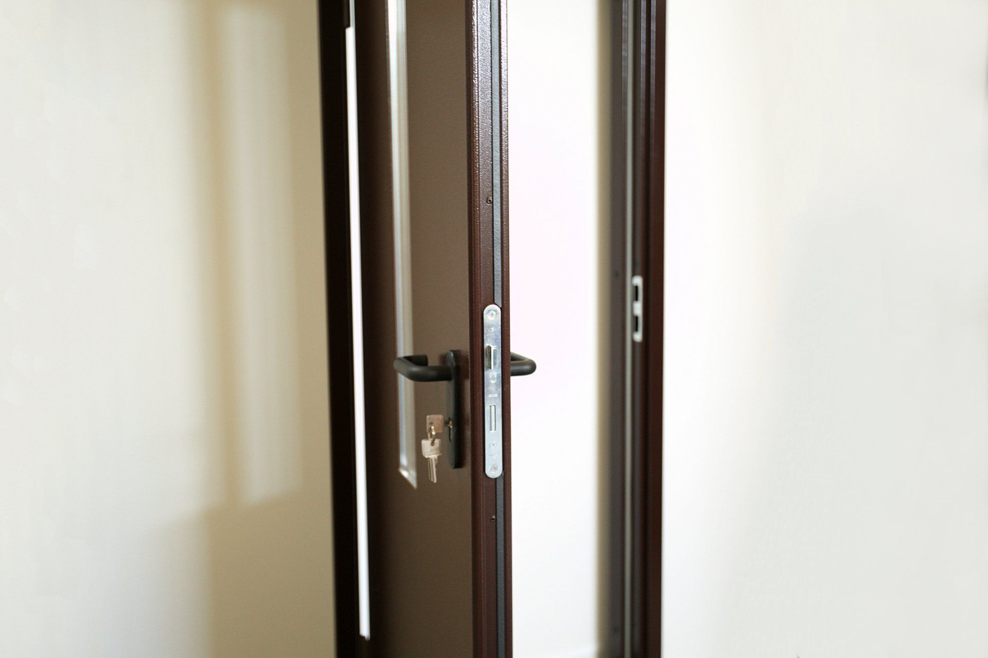 Teknisk_information_DSA_3_Ståldörr_brandörr_slät_lackerad_brun_helbild_sida_produktbild_öppen_närbild_lås_handtag_trycke