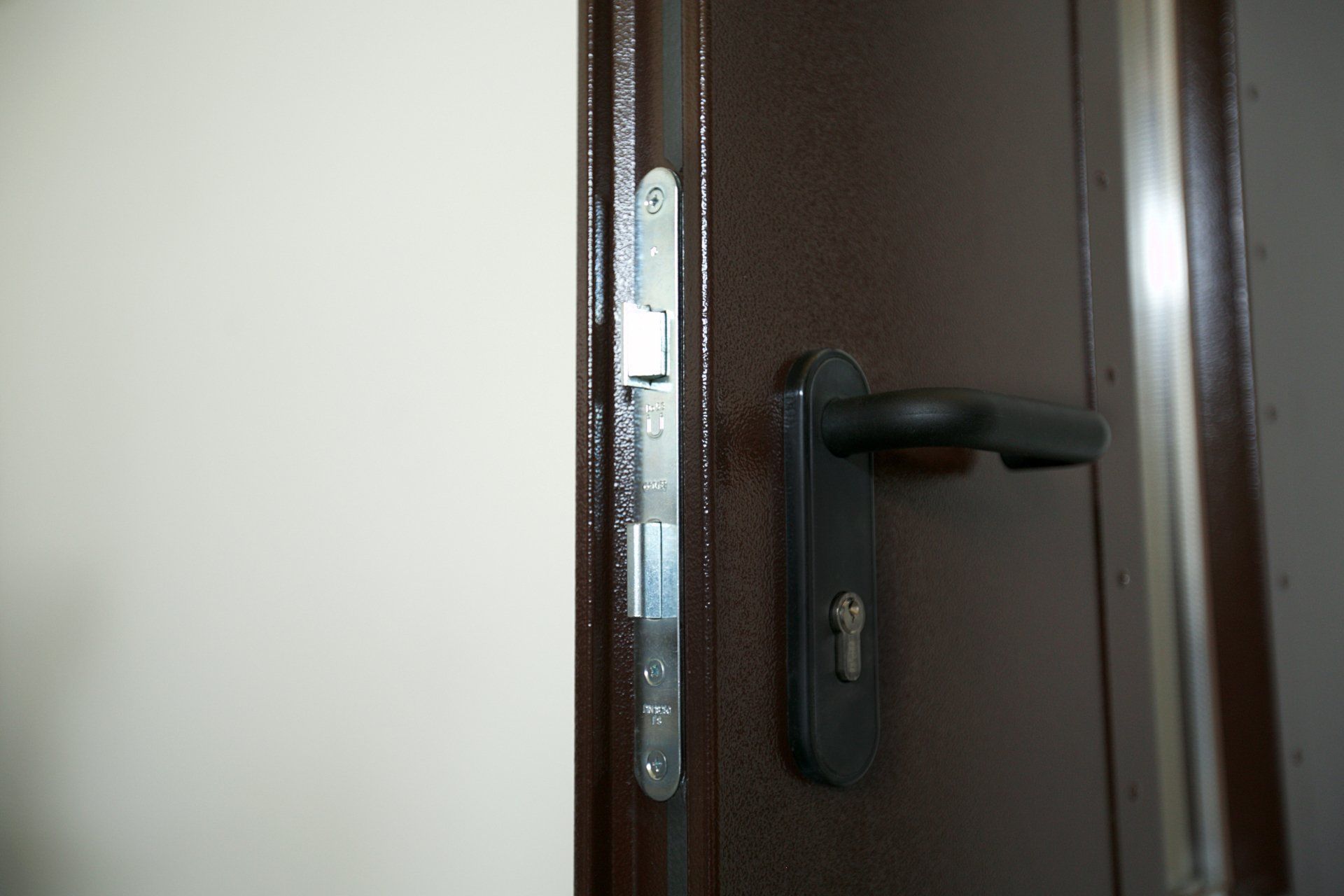 Teknisk_information_DSA_3_Ståldörr_brandörr_slät_lackerad_brun_helbild_utsida_produktbild_öppen_närbild_lås_handtag_trycke