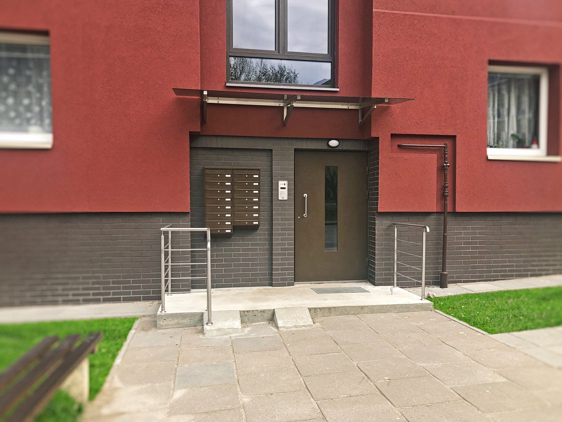 Teknisk_information_DSA_3_Ståldörr_brandörr_slät_lackerad_brun_öppen_miljöbild