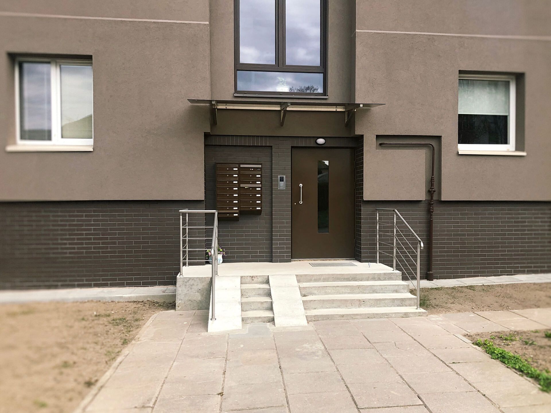 Teknisk_information_DSA_3_Ståldörr_brandörr_slät_lackerad_brun_öppen_miljöbild_2jpg