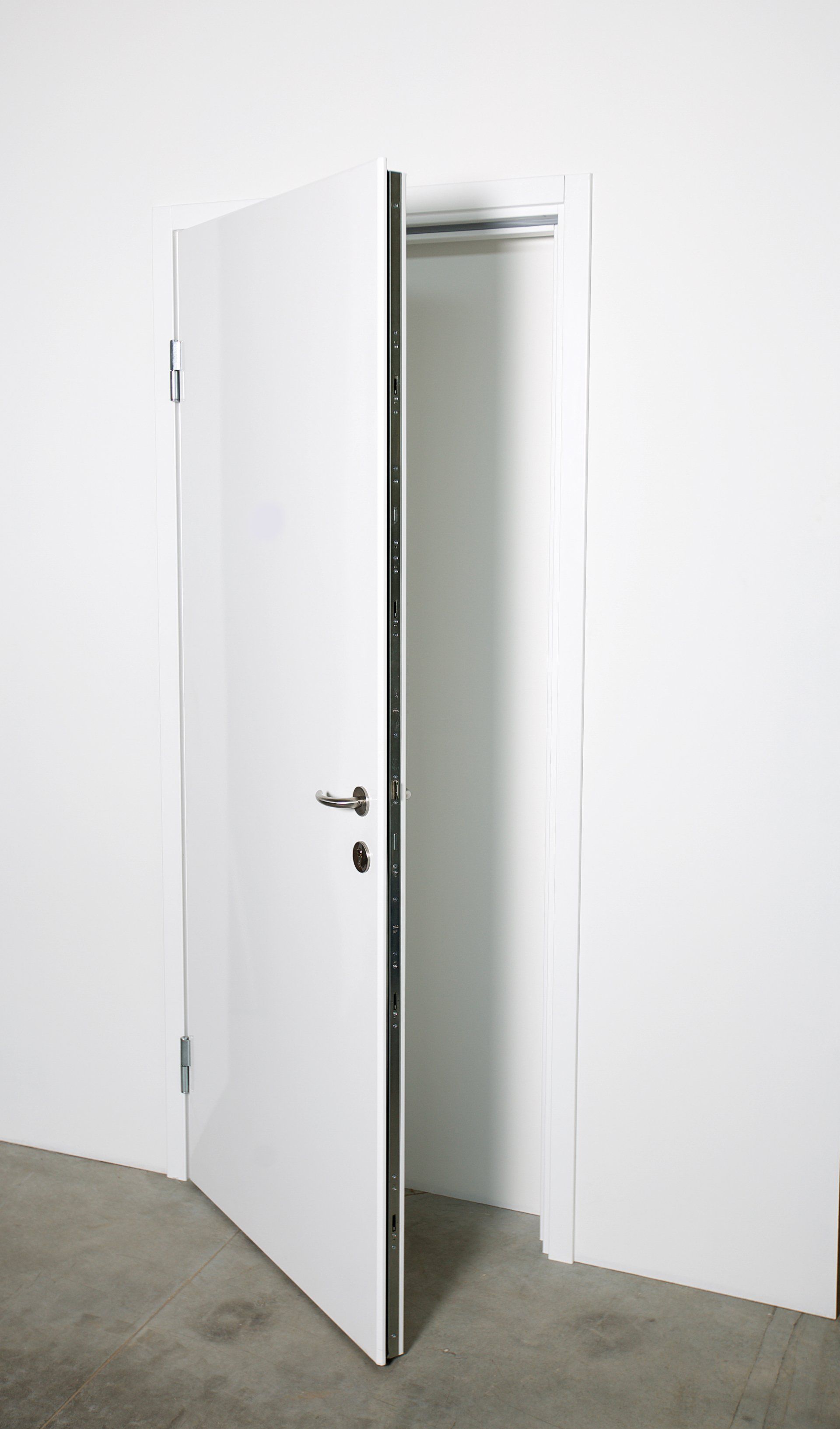 Teknisk_information_DSA_6_Ståldörr_brandörr_slät_lackerad_vit_produktbild_helbild_öppen_dörr