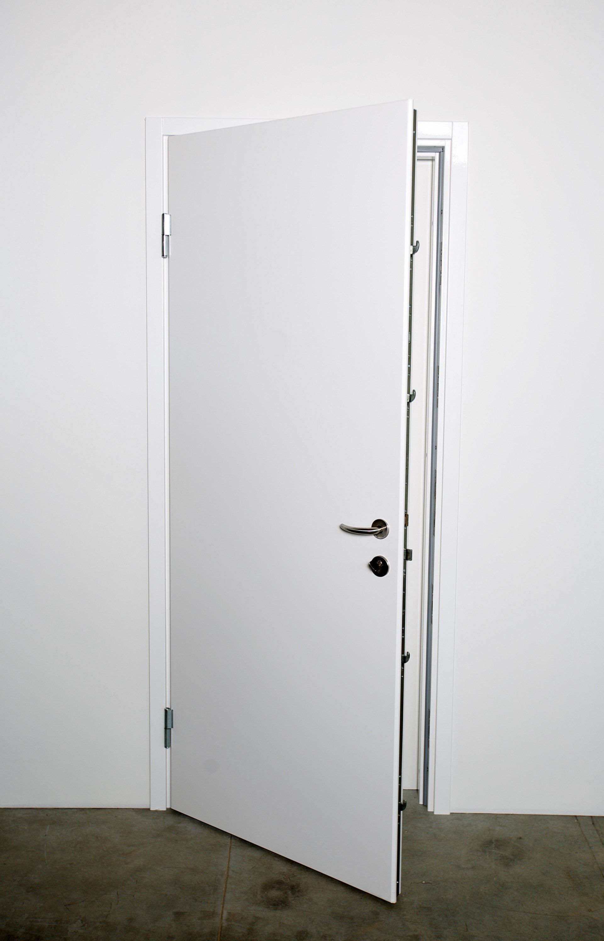 Teknisk_information_DSA_6_Ståldörr_brandörr_slät_lackerad_vit_produktbild_helbild_öppen_dörr_hakreglar