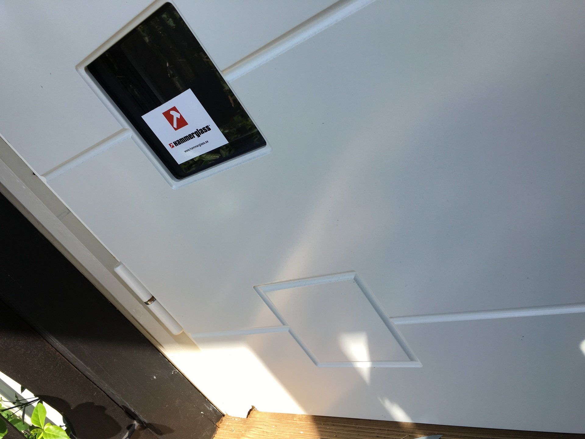 Teknisk_information_Delta_säkerhetsdörr_för_utomhusbruk_med_glas_säkerhetsglas_lackerad_vit_närbild_lås_glas_utsida_hammerglass_säkerhetsglas