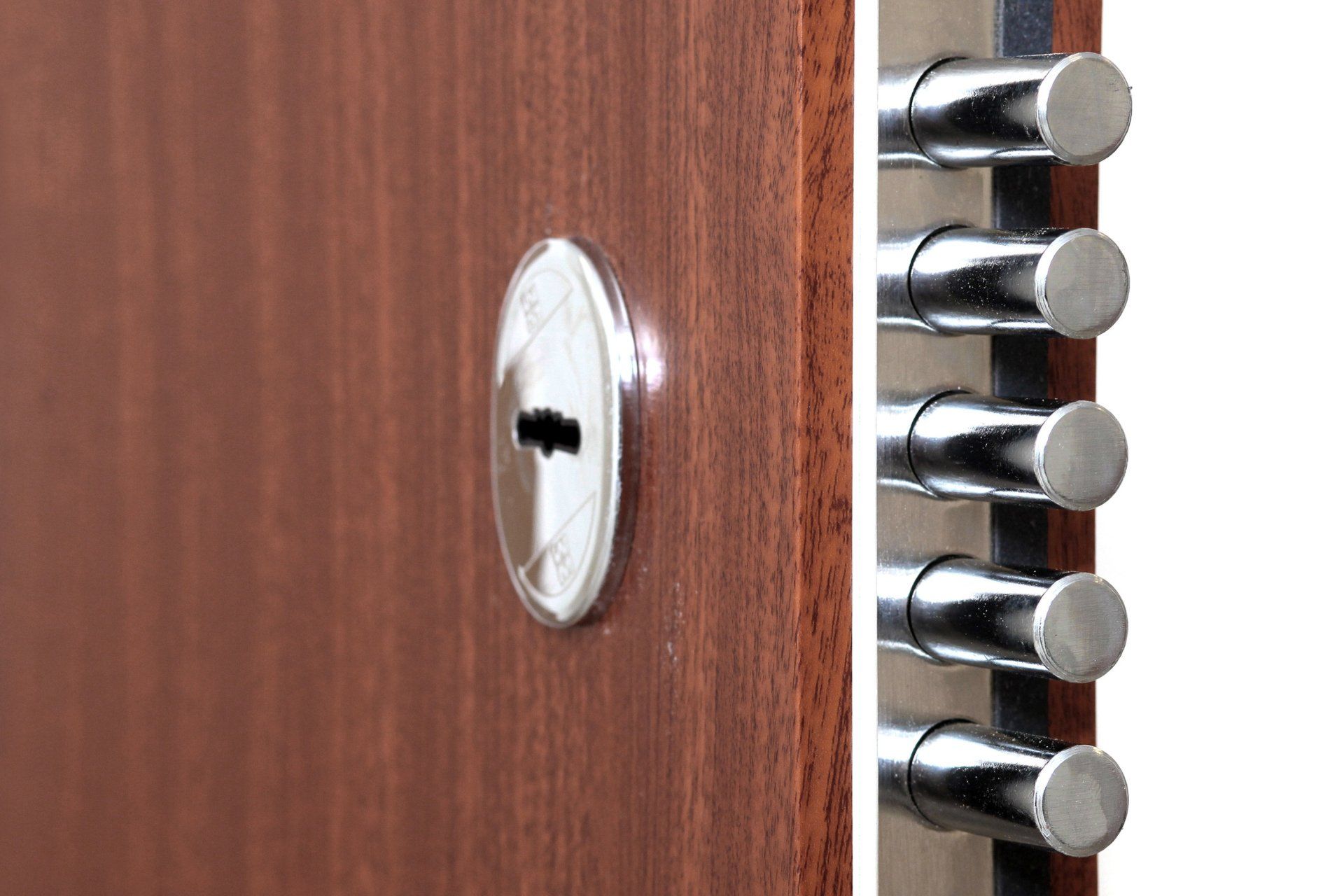 Teknisk_information_LSC_lägenhetsdörr_säkerhetsdörr_standard_med_mahogny_laminat_närbild_produktbild_insida tittöga_lås_Mottura_säkerhetslas