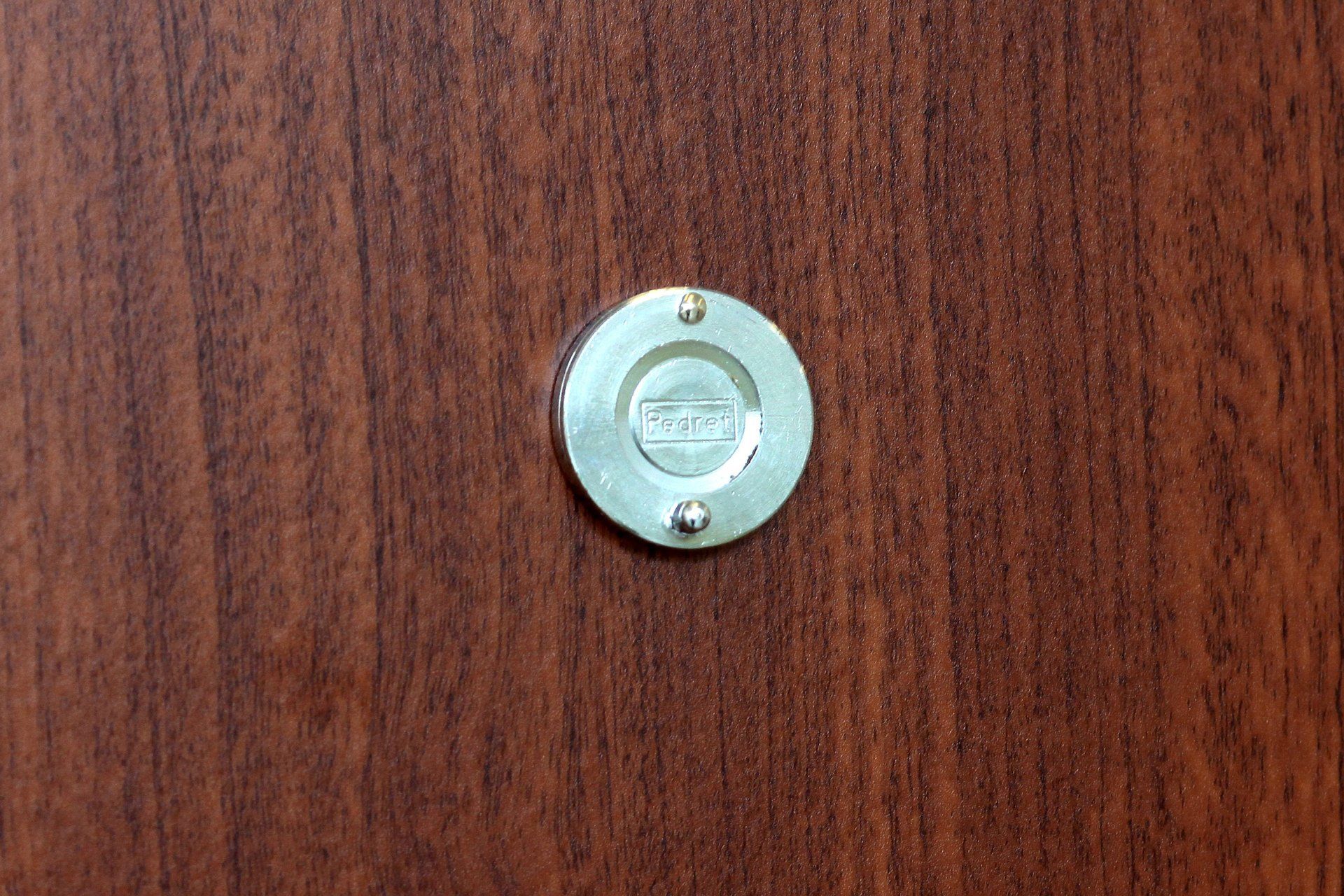 Teknisk_information_LSC_lägenhetsdörr_säkerhetsdörr_standard_med_mahogny_laminat_närbild_produktbild_insida tittöga_lock