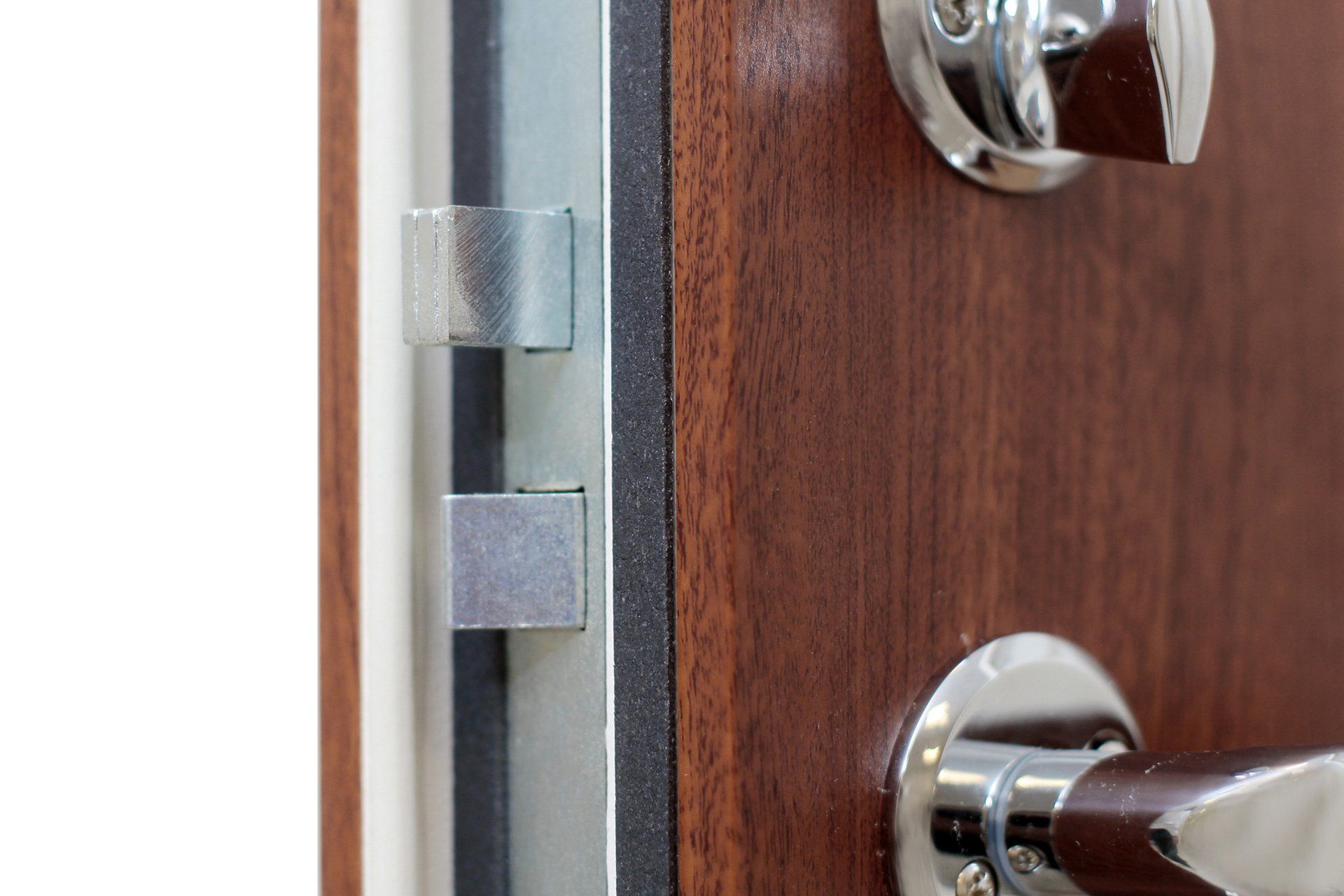 Teknisk_information_LSC_lägenhetsdörr_säkerhetsdörr_standard_med_mahogny_laminat_närbild_produktbild_insida_lås_trycke_handtag_kolvar_cylindervred