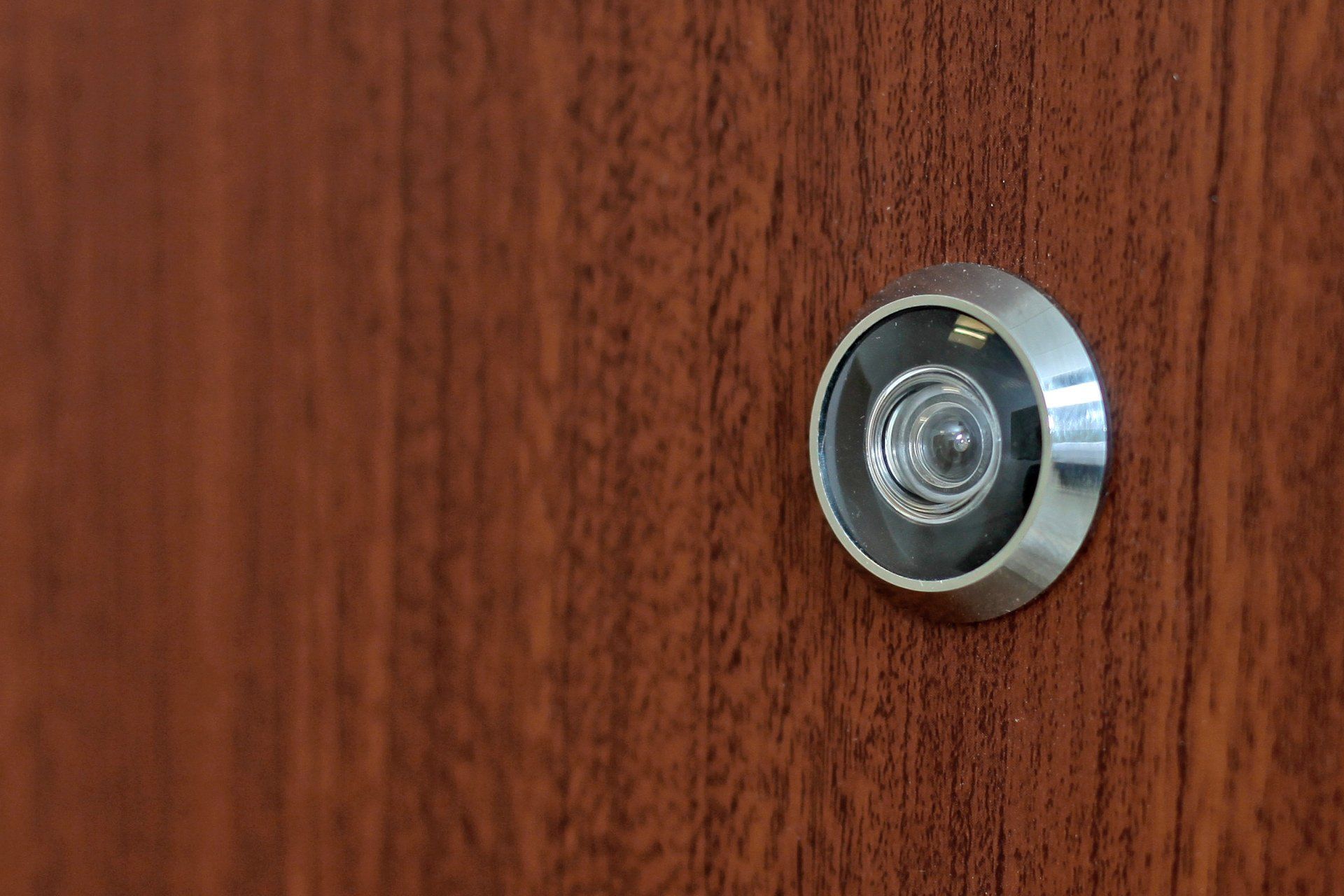 Teknisk_information_LSC_lägenhetsdörr_säkerhetsdörr_standard_med_mahogny_laminat_närbild_produktbild_utsida tittöga