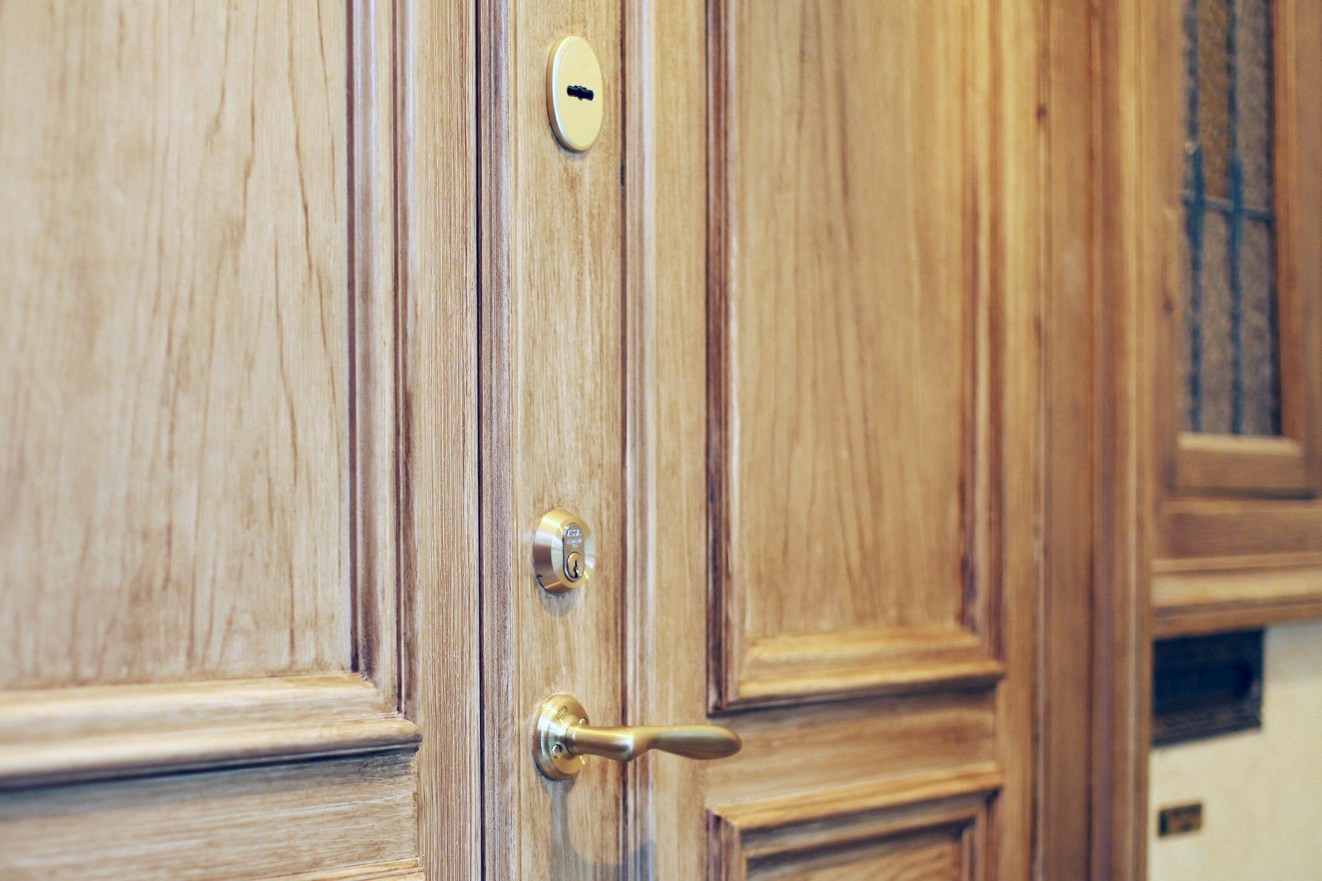 Teknisk_information_Pardörr_Double_pardörr_med_speglar_närbild_lås_trycke_handtag_lister