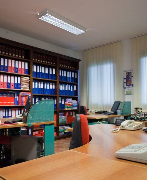 Studio con parete attrezzata