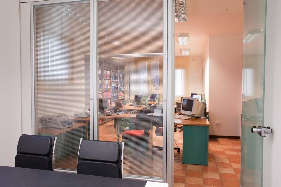 Studio con tavoli angolari