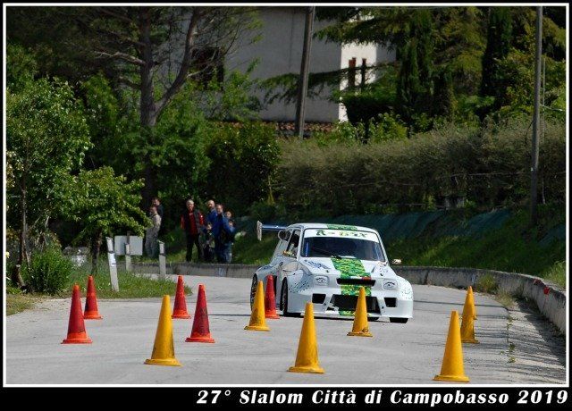 Esibizione slalom auto