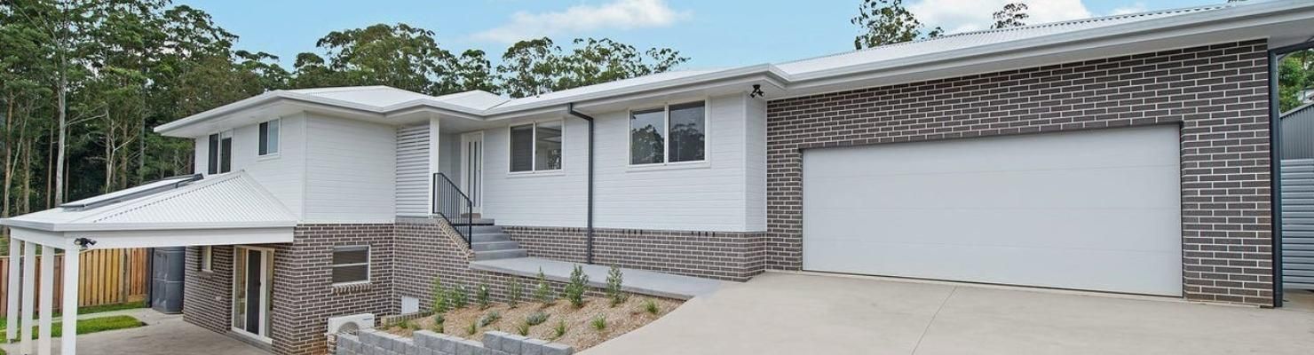 A Large White House with A Garage and Trees | Mid-North Coast, NSW | BDM Constructions