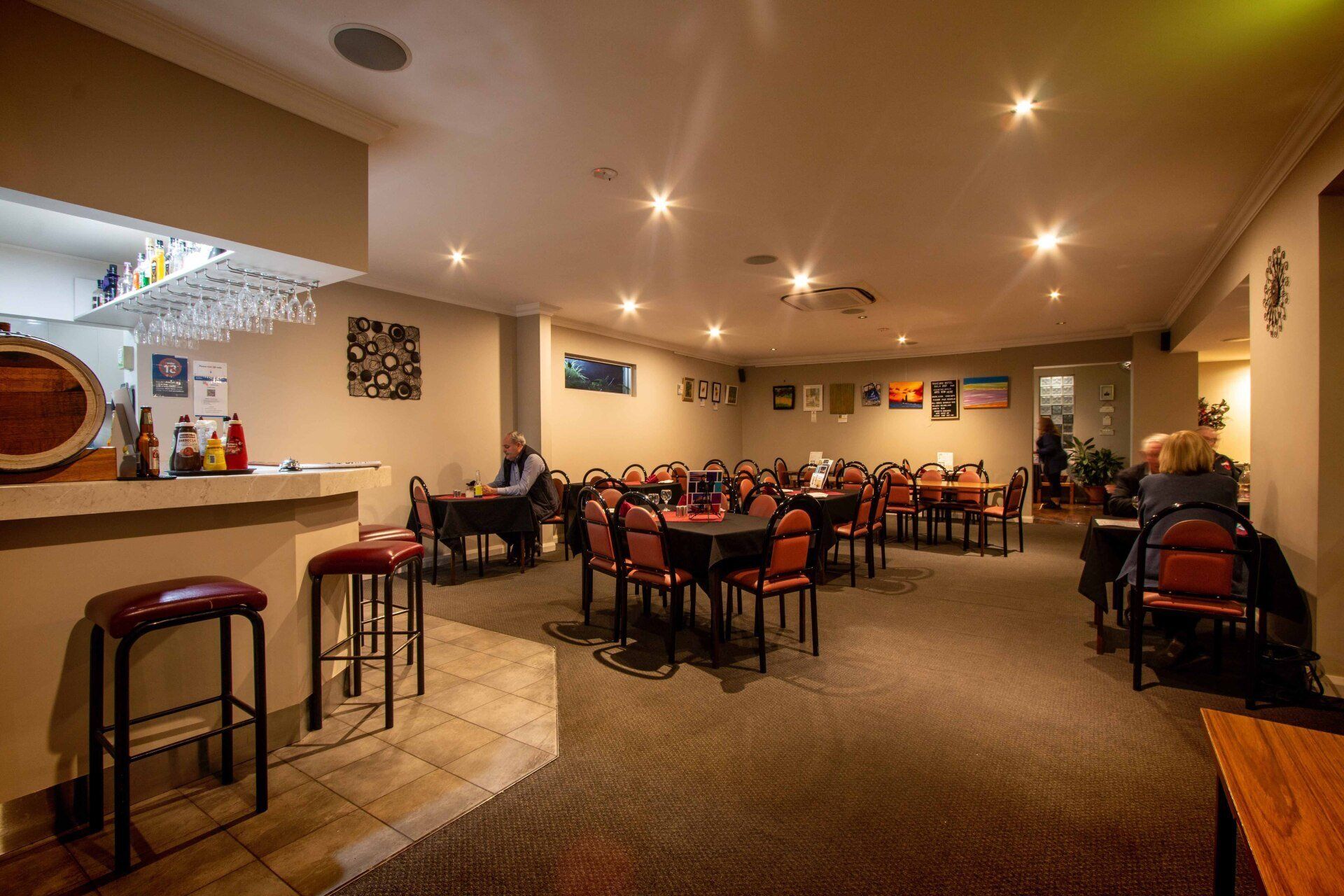 Restaurant With Customer Inside - Port Pirie, SA - Travelway Motel