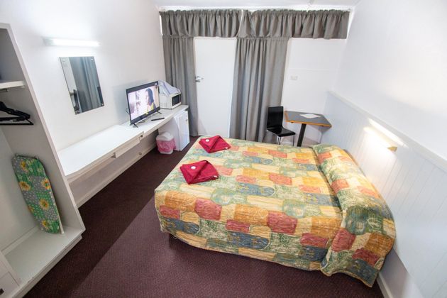 Two Towel In Queen Bedroom - Port Pirie, SA - Travelway Motel