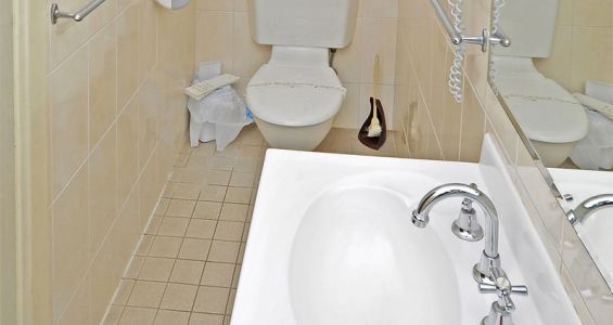 Bowl And Sink In Comfort Room - Port Pirie, SA - Travelway Motel