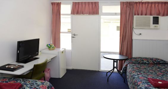 Television And Bed In Family Room - Port Pirie, SA - Travelway Motel