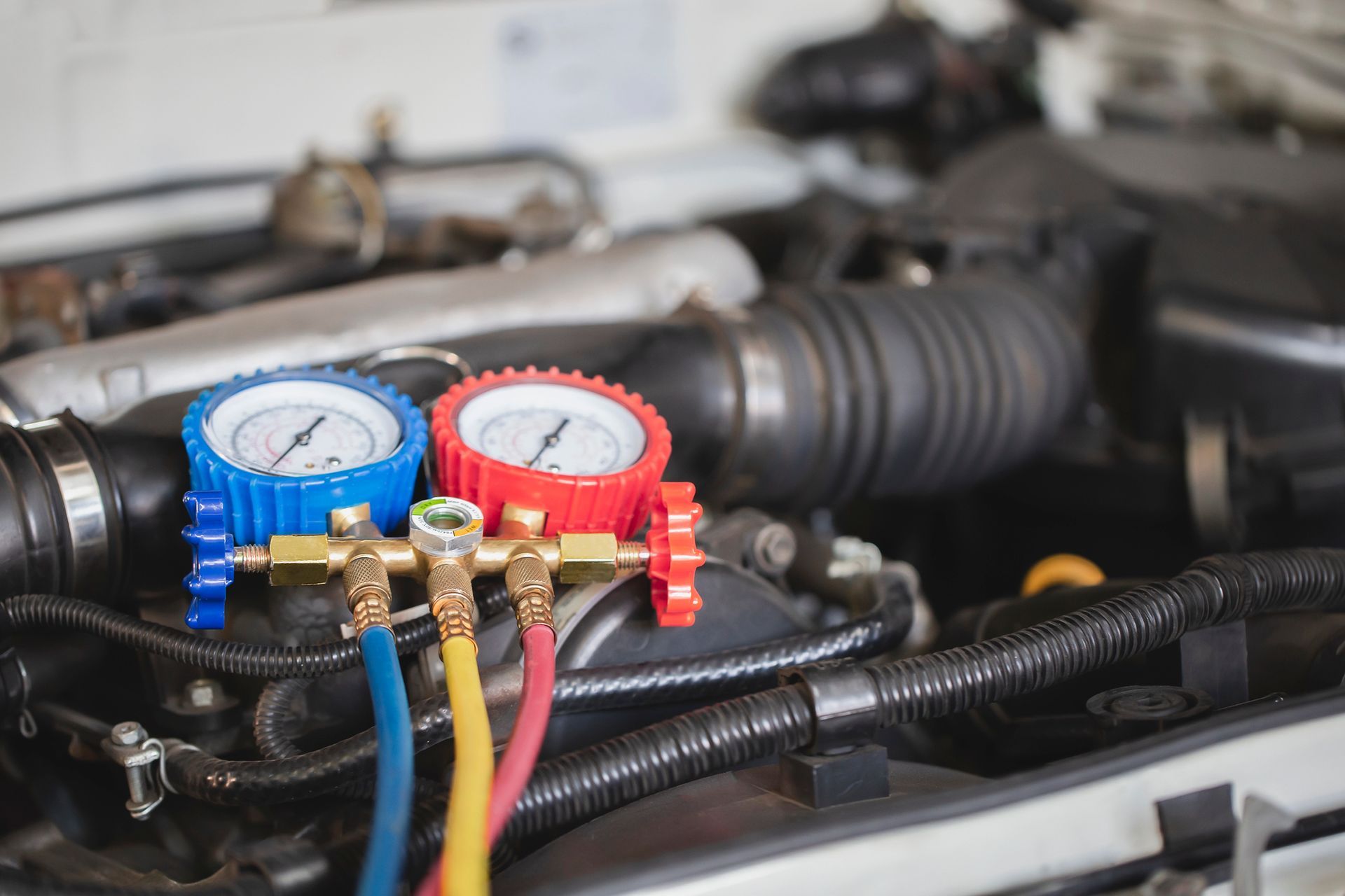 Un primer plano de un motor de automóvil con dos indicadores adjuntos.