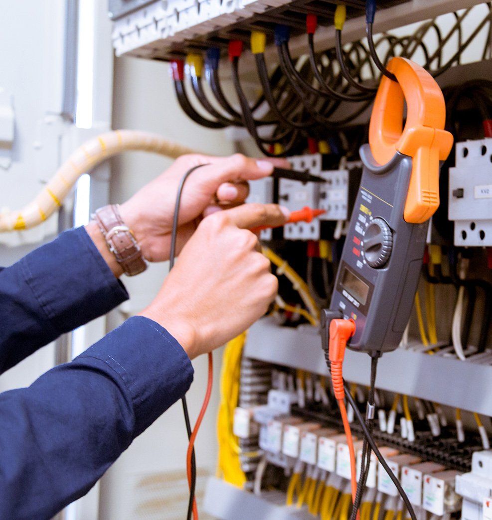 Elektriķis pārbauda vadus