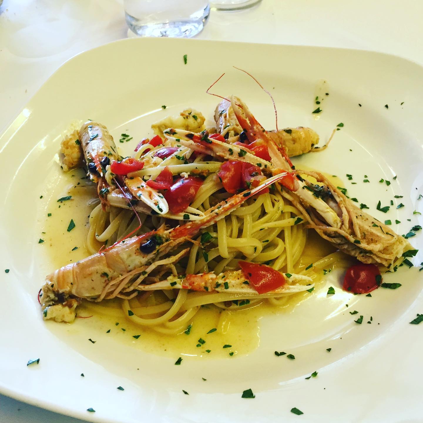 spaghetti allo scoglio con pomodori