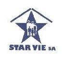 Une étoile bleue avec une maison et des gens à l'intérieur.