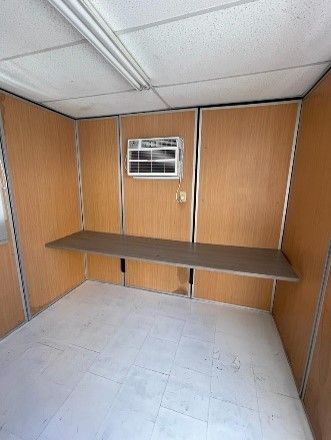 Hay un escritorio en el medio de la habitación.