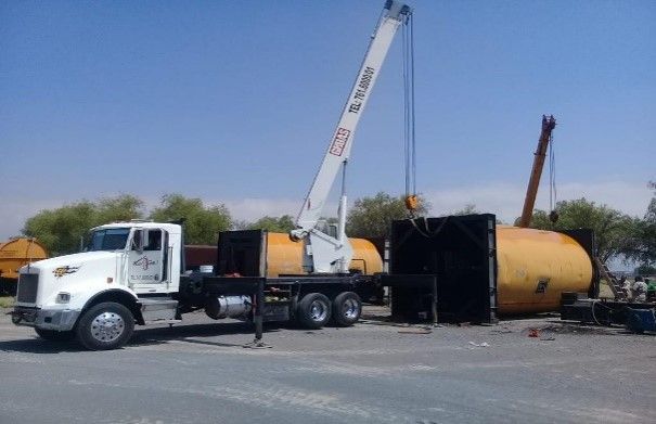 Un camión blanco con una grúa acoplada.