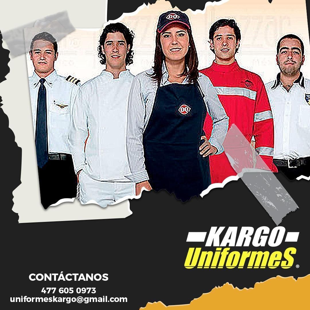 Un grupo de personas están paradas una al lado de la otra, vestidas con uniformes.