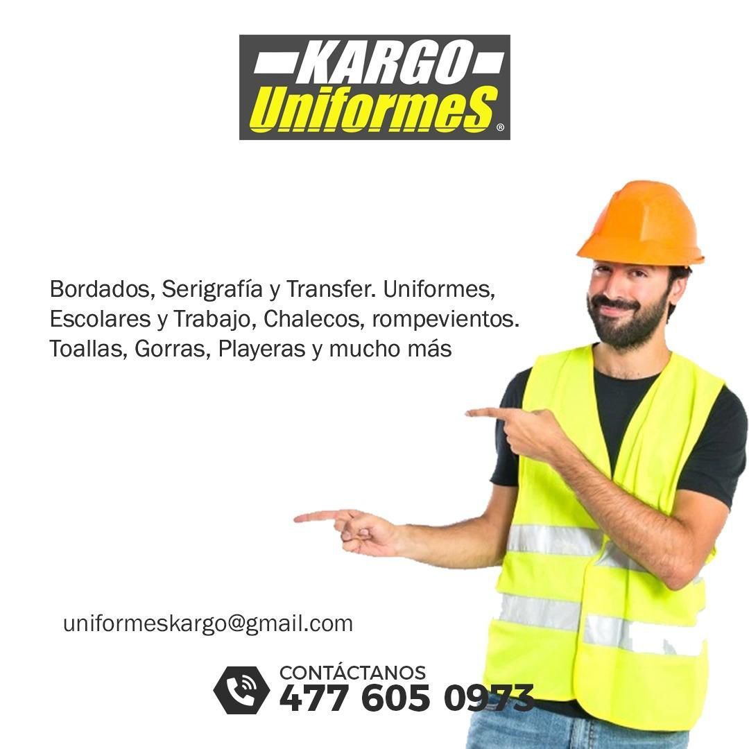 Un hombre que lleva un casco y un chaleco amarillo está señalando algo.
