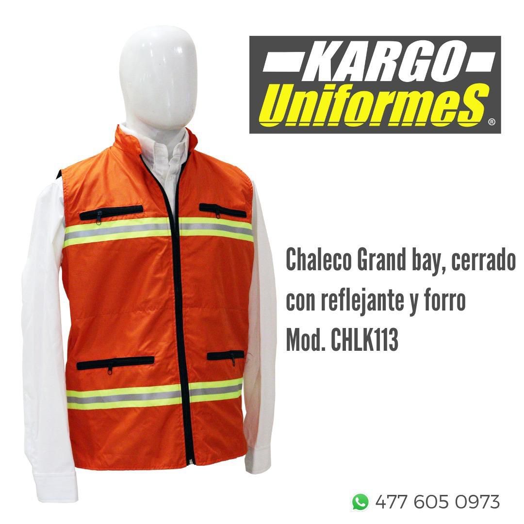 Un maniquí lleva un chaleco naranja de Kargo Uniforms.