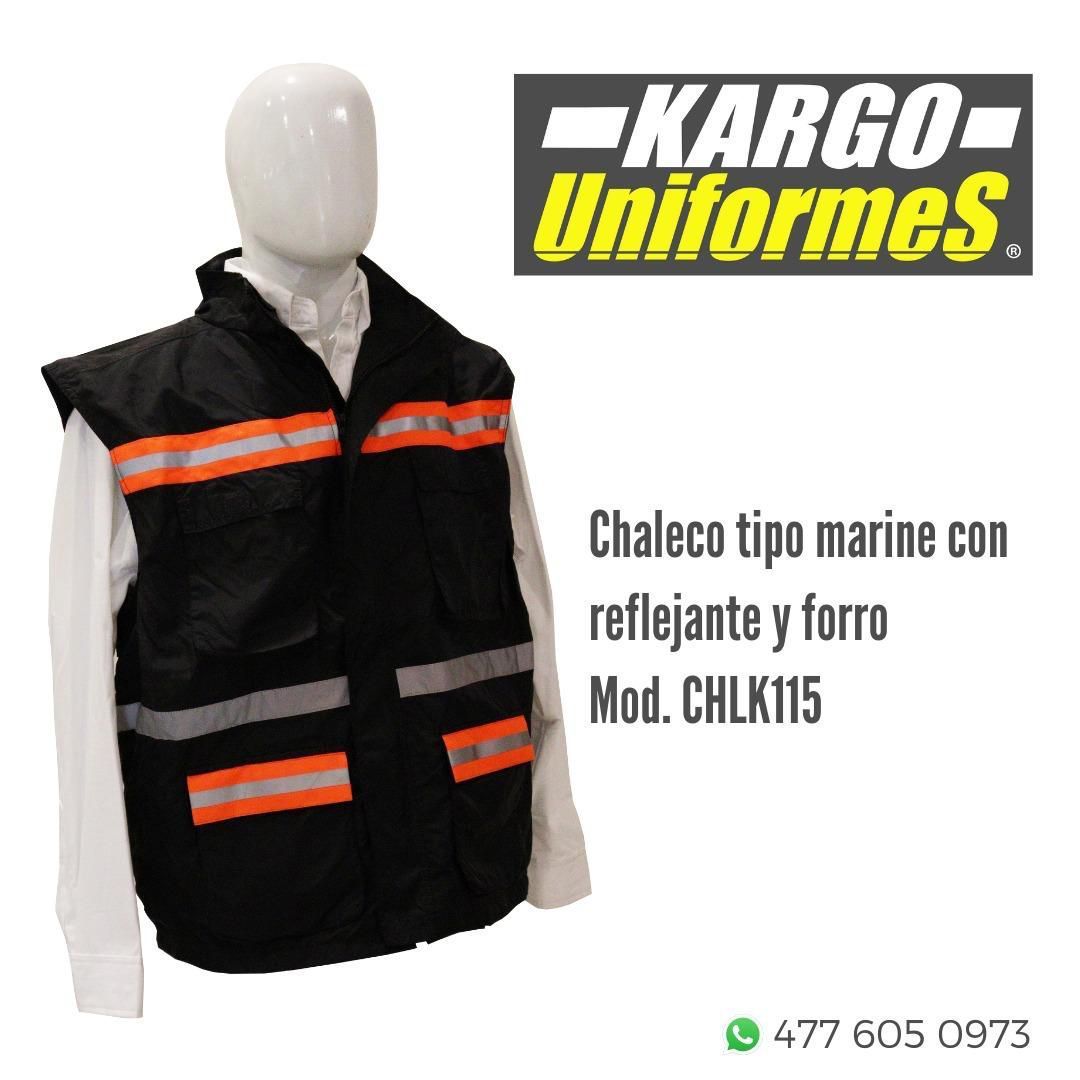 Un chaleco negro con rayas reflectantes de color naranja está sobre un maniquí.